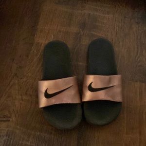 little girls nike slides, size 4, colors black and rose gold.